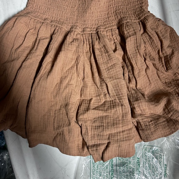 Size small cute brown/khaki shorts - Picture 2 of 3